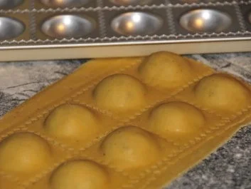 Ravioli mit Steinpilzfülle und Parmesanschaum - Rezept - Bild Nr. 6