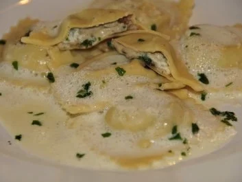 Ravioli mit Steinpilzfülle und Parmesanschaum - Rezept