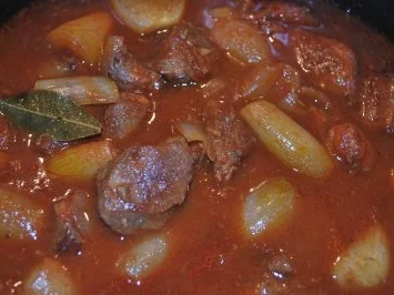 Rezept: Stifado - griechisches Kalbsgulasch Stifado - griechisches Kalbsgulasch - Rezept
