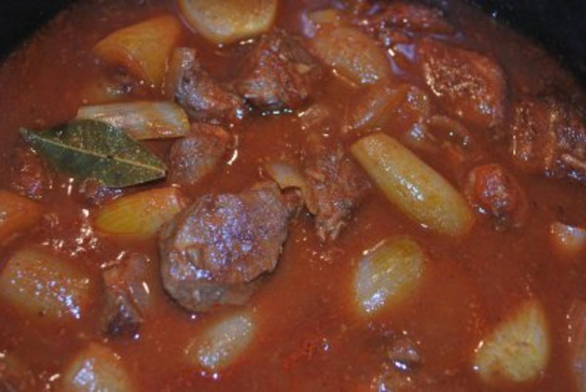 Stifado - griechisches Kalbsgulasch - Rezept - kochbar.de