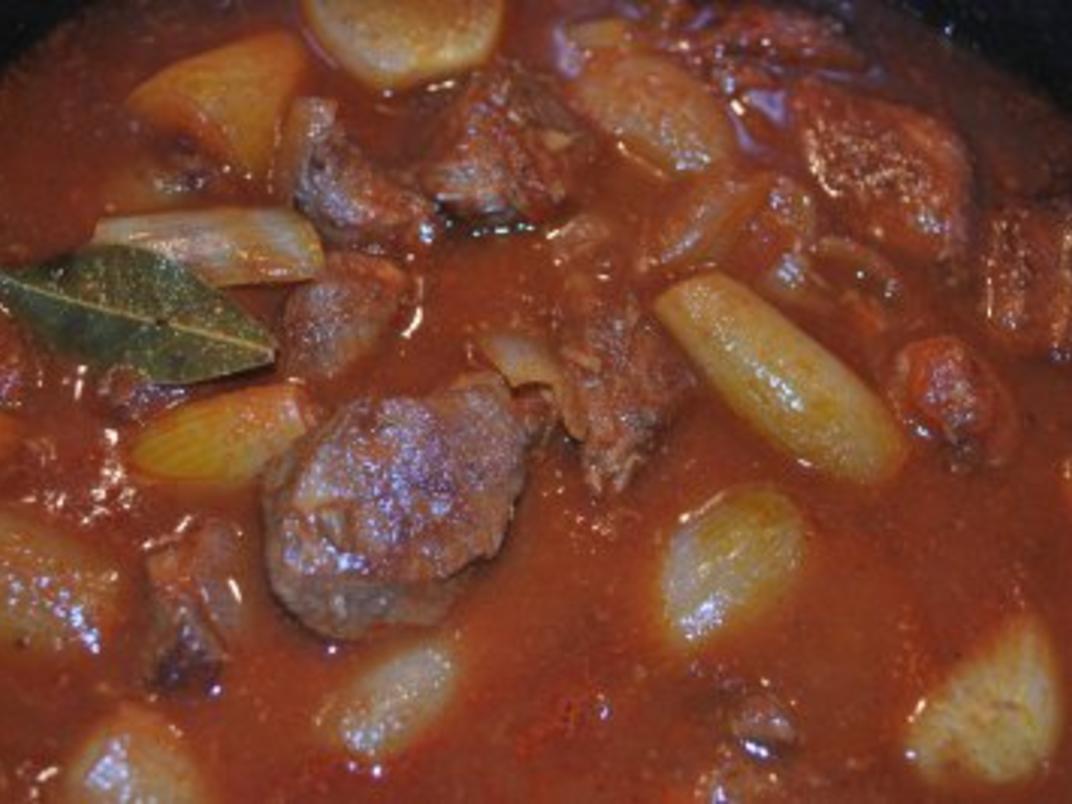 Stifado - griechisches Kalbsgulasch - Rezept - kochbar.de