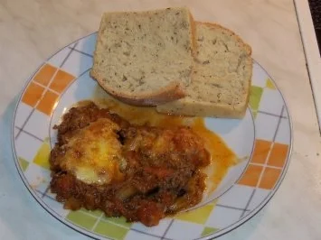 Auberginen-Hackfleisch Gratin mit Ciabatta-Brot - Rezept