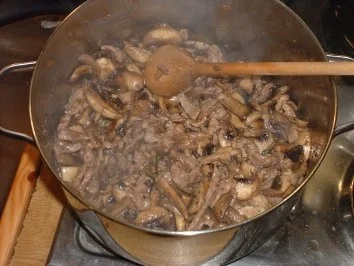 Rezept: Champignon-Rahm Geschnetzeltes Bild Nr. 3 Champignon-Rahm Geschnetzeltes - Rezept - Bild Nr. 3