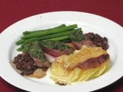 Lammfilet in Kräuterkruste mit Kartoffelgratin und grünen Bohnen an Steinpilzsoße - Rezept