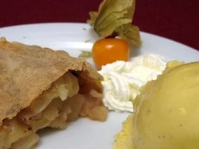 Apfelstrudel mit Vanilleeis und Sahne - Rezept