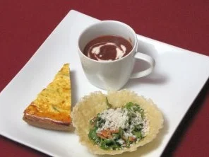 Oliven-Tarte, Rucola im Parmesankorb und Rote-Bete-Cappuccino - Rezept