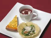 Rezept: Oliven-Tarte, Rucola im Parmesankorb und Rote-Bete-Cappuccino Oliven-Tarte, Rucola im Parmesankorb und Rote-Bete-Cappuccino - Rezept