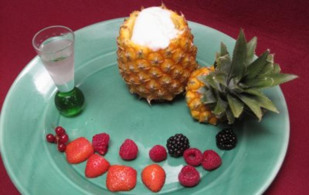 Gefüllte Baby-Ananas mit Champagner-Sorbet - Rezept - kochbar.de