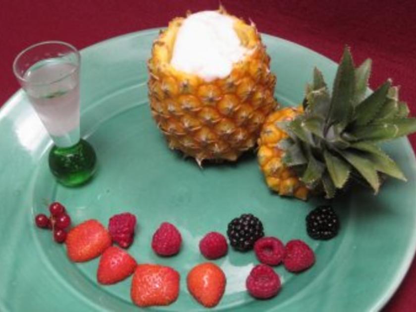 Gefüllte Baby-Ananas mit Champagner-Sorbet - Rezept - kochbar.de