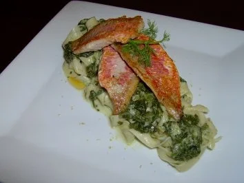 Krossgebratene Rotbarben auf Tagliatelle mit Spinatsosse - Rezept - Bild Nr. 2