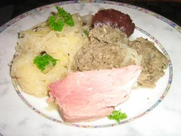 Rezept: Kassler mit Kraut, Blut- und Leberwürstchen Kassler mit Kraut, Blut- und Leberwürstchen - Rezept