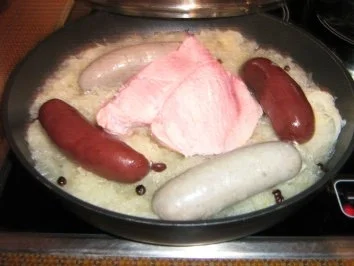 Rezept: Kassler mit Kraut, Blut- und Leberwürstchen Bild Nr. 3 Kassler mit Kraut, Blut- und Leberwürstchen - Rezept - Bild Nr. 3