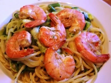 Rezept: Gemüsenudeln mit Chili-Zitronen Scampis Gemüsenudeln mit Chili-Zitronen Scampis - Rezept