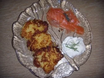 Kartoffeln-Steckrüben-Rösti mit Räucherlachs - Rezept