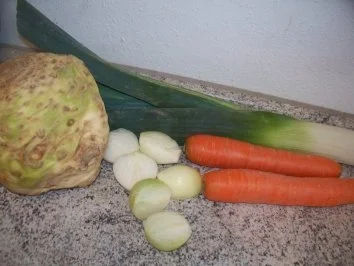 Hühnersuppe mit Nudeln - Rezept - Bild Nr. 2