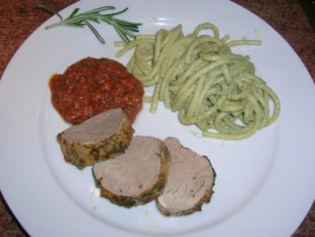 Schweinefilet in kleinem Gewürzmantel mit roter Knoblauchsauce an ... Schweinefilet in kleinem Gewürzmantel mit roter Knoblauchsauce an ...