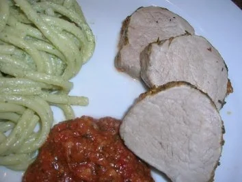 Rezept: Schweinefilet in kleinem Gewürzmantel mit roter Knoblauchsauce an Bucatini No 9 Bild Nr. 2 Schweinefilet in kleinem Gewürzmantel mit roter Knoblauchsauce an Bucatini No 9 - Rezept - Bild Nr. 2