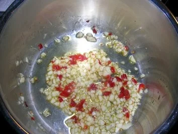 Rezept: Schweinefilet in kleinem Gewürzmantel mit roter Knoblauchsauce an Bucatini No 9 Bild Nr. 5 Schweinefilet in kleinem Gewürzmantel mit roter Knoblauchsauce an Bucatini No 9 - Rezept - Bild Nr. 5