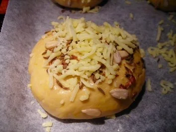 Dinkelbrötchen mit Körnern und Käse - Rezept