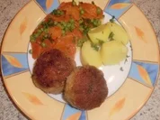 ♥ Erbsen & Karotten mit Frikadellen ♥ - Rezept