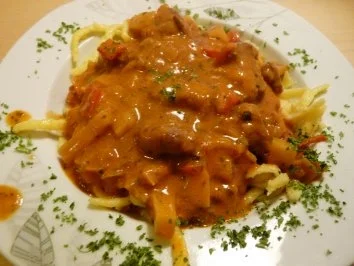 Paprika-Rahm Gulasch mit Spätzle - Rezept - Bild Nr. 2