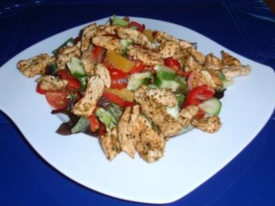 Bunter Salat mit Putenbruststreifen und einem fruchtigem Dressing - Rezept