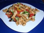 Bunter Salat mit Putenbruststreifen und einem fruchtigem Dressing - Rezept