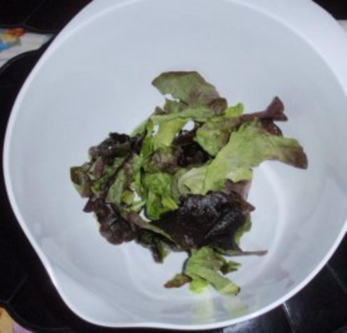 Bunter Salat mit Putenbruststreifen und einem fruchtigem Dressing - Rezept - Bild Nr. 3