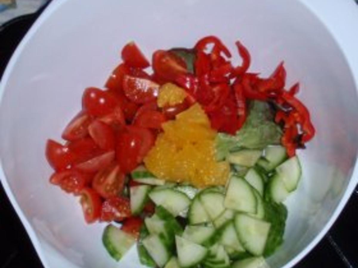 Bunter Salat mit Putenbruststreifen und einem fruchtigem Dressing ...