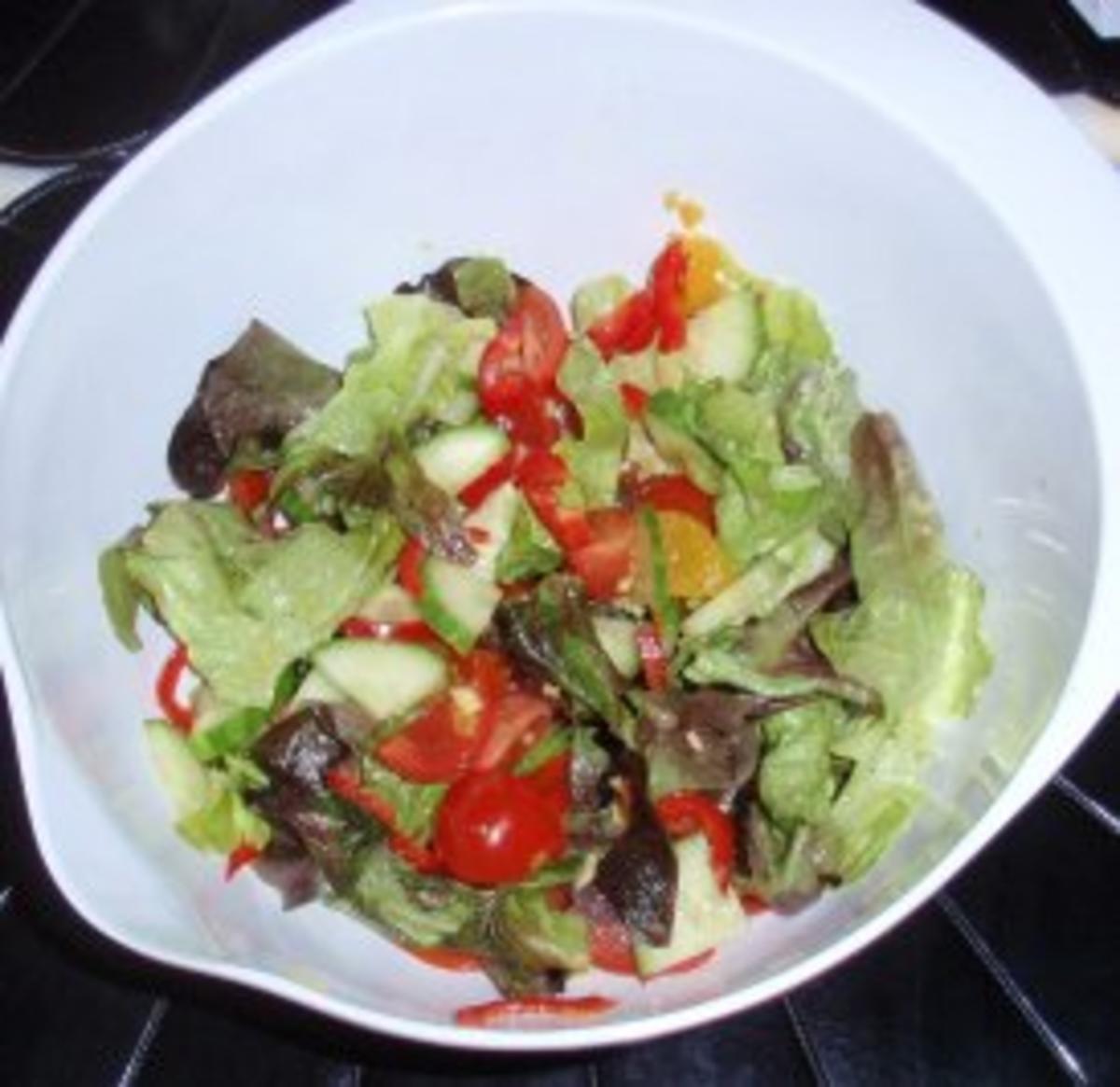 Bunter Salat mit Putenbruststreifen und einem fruchtigem Dressing - Rezept - Bild Nr. 6