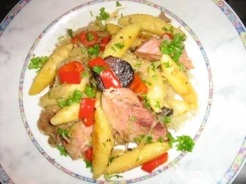 Rezept: Schupfnudeln mit Paprika, Kraut und den Resten der Schlachtplatte Schupfnudeln mit Paprika, Kraut und den Resten der Schlachtplatte - Rezept