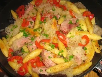 Rezept: Schupfnudeln mit Paprika, Kraut und den Resten der Schlachtplatte Bild Nr. 5 Schupfnudeln mit Paprika, Kraut und den Resten der Schlachtplatte - Rezept - Bild Nr. 5