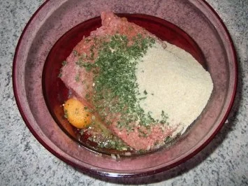 Rezept: Hackbällchen mit Steinpilzsoße Hackbällchen mit Steinpilzsoße - Rezept