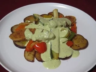 Rezept: Zucchini-Quorn-Pfanne mit Quark-Leinöl-Soße, frischen Kräutern und Gemüse Zucchini-Quorn-Pfanne mit Quark-Leinöl-Soße, frischen Kräutern und Gemüse - Rezept