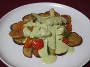 Zucchini-Quorn-Pfanne mit Quark-Leinöl-Soße, frischen Kräutern und Gemüse - Rezept