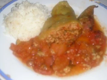 Rezept: Gefüllte Paprika spanische Art mit Tomatensauce und Reis Gefüllte Paprika spanische Art mit Tomatensauce und Reis - Rezept