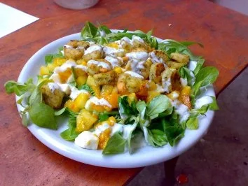 Rezept: Blattsalat mit gebratenen Garnelen fruchtigen Obst und Jogurtsoße Blattsalat mit gebratenen Garnelen fruchtigen Obst und Jogurtsoße - Rezept