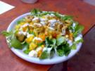 Blattsalat mit gebratenen Garnelen fruchtigen Obst und Jogurtsoße - Rezept