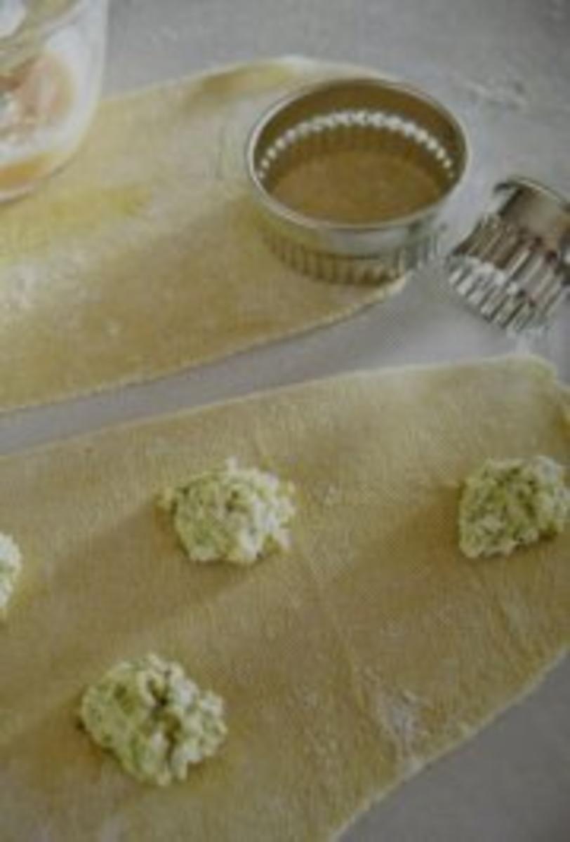 Ravioli mit Ricotta- Spinat- Füllung und Salbeibutter - Rezept von
5.65657E+16