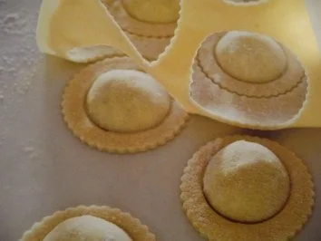 Rezept: Ravioli mit Ricotta- Spinat- Füllung und Salbeibutter Bild Nr. 4 Ravioli mit Ricotta- Spinat- Füllung und Salbeibutter - Rezept - Bild Nr. 4