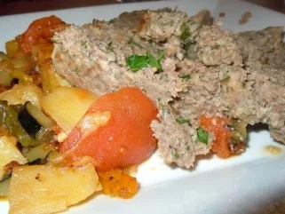 Hackbraten auf Gemüsebett - Rezept