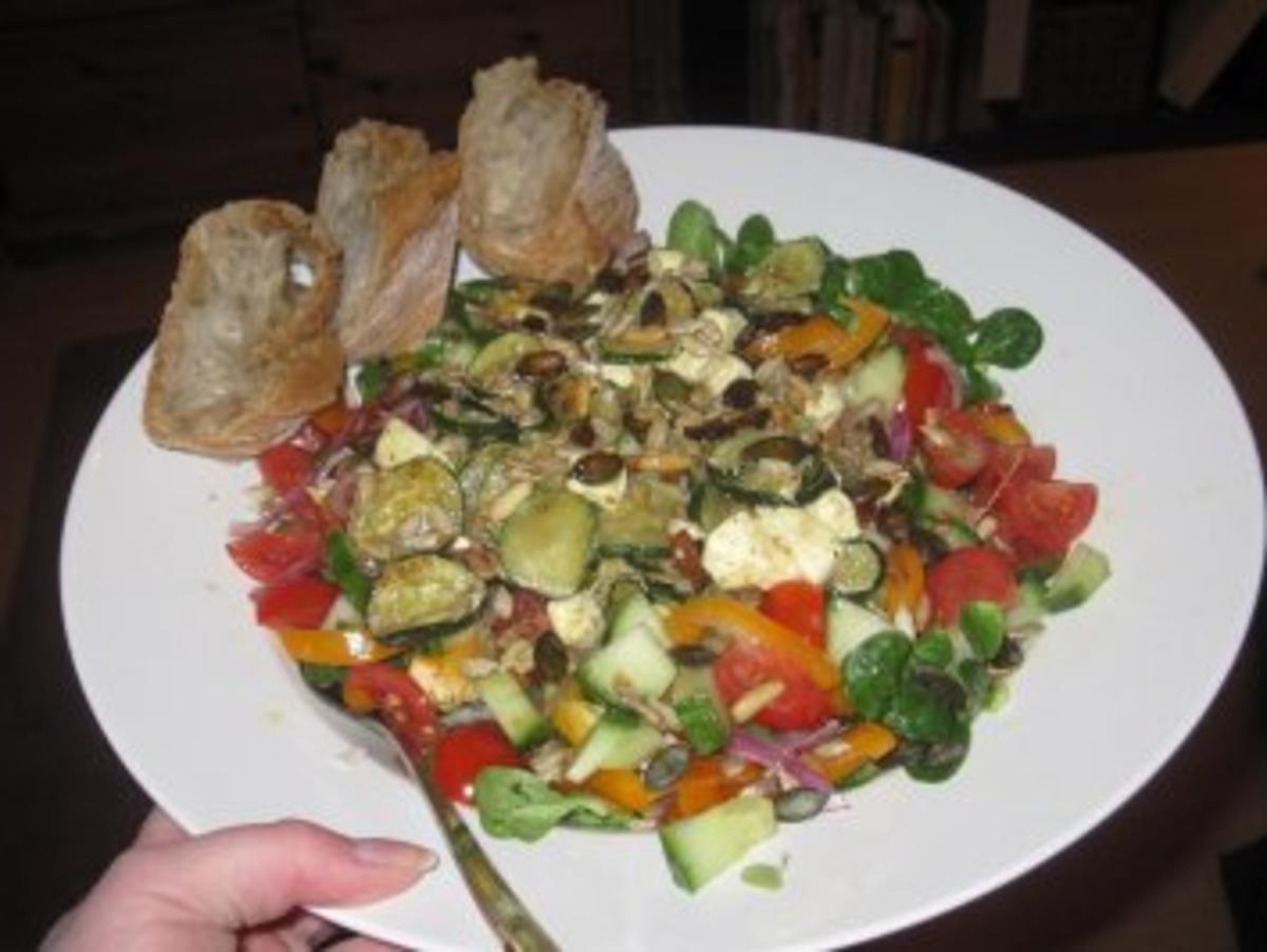 Feldsalat mit Allerlei (gegrillter Feta mit Zucchini) - Rezept - kochbar.de