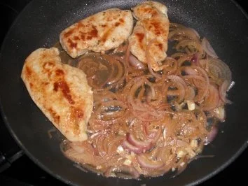 Rezept: Hähnchenschnitzel in Zwiebel-Champignonsoße Bild Nr. 3 Hähnchenschnitzel in Zwiebel-Champignonsoße - Rezept - Bild Nr. 3