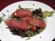 Warmer Mozzarella in Serrano auf Blattsalaten - Rezept