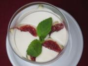 Rote Früchtchen auf weißer Creme mit grünen Kräutern - Rezept