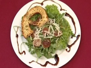 Weißwurst an Rucolasalat mit pikantem Senf-Dressing und Parmesan (Elli Erl) - Rezept