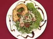 Weißwurst an Rucolasalat mit pikantem Senf-Dressing und Parmesan (Elli Erl) - Rezept