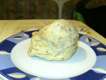 Rezept: Semmelknödel aus Tasse und Mikrowelle Semmelknödel aus Tasse und Mikrowelle - Rezept