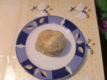 Rezept: Semmelknödel aus Tasse und Mikrowelle Bild Nr. 3 Semmelknödel aus Tasse und Mikrowelle - Rezept - Bild Nr. 3
