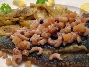 Scholle Büsumer Art mit Speckstippe - Rezept